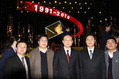 國家質(zhì)檢總局副局長支樹平（右三）在中央電視臺演播大廳2010年&ldquo;3.15晚會&rdquo;直播現(xiàn)場與中國質(zhì)量檢驗協(xié)會會員工作部主任楊曉東（右二）、防偽中心主任王成村（右一）、會員工作部副主任劉輝（左二）、會員工作部副主任王劍（左一）等協(xié)會工作人員代表合影留念