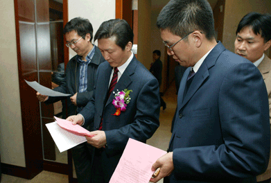 大會主席團推舉產(chǎn)生的監(jiān)票人中國質量檢驗協(xié)會秘書長助理張明、總監(jiān)票人國家質檢總局質量司司長田世宏在仔細統(tǒng)計各項投票數(shù)據(jù)